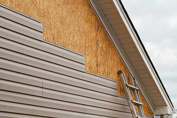 Professional Vinyl Siding technician working in Farmdale, OH